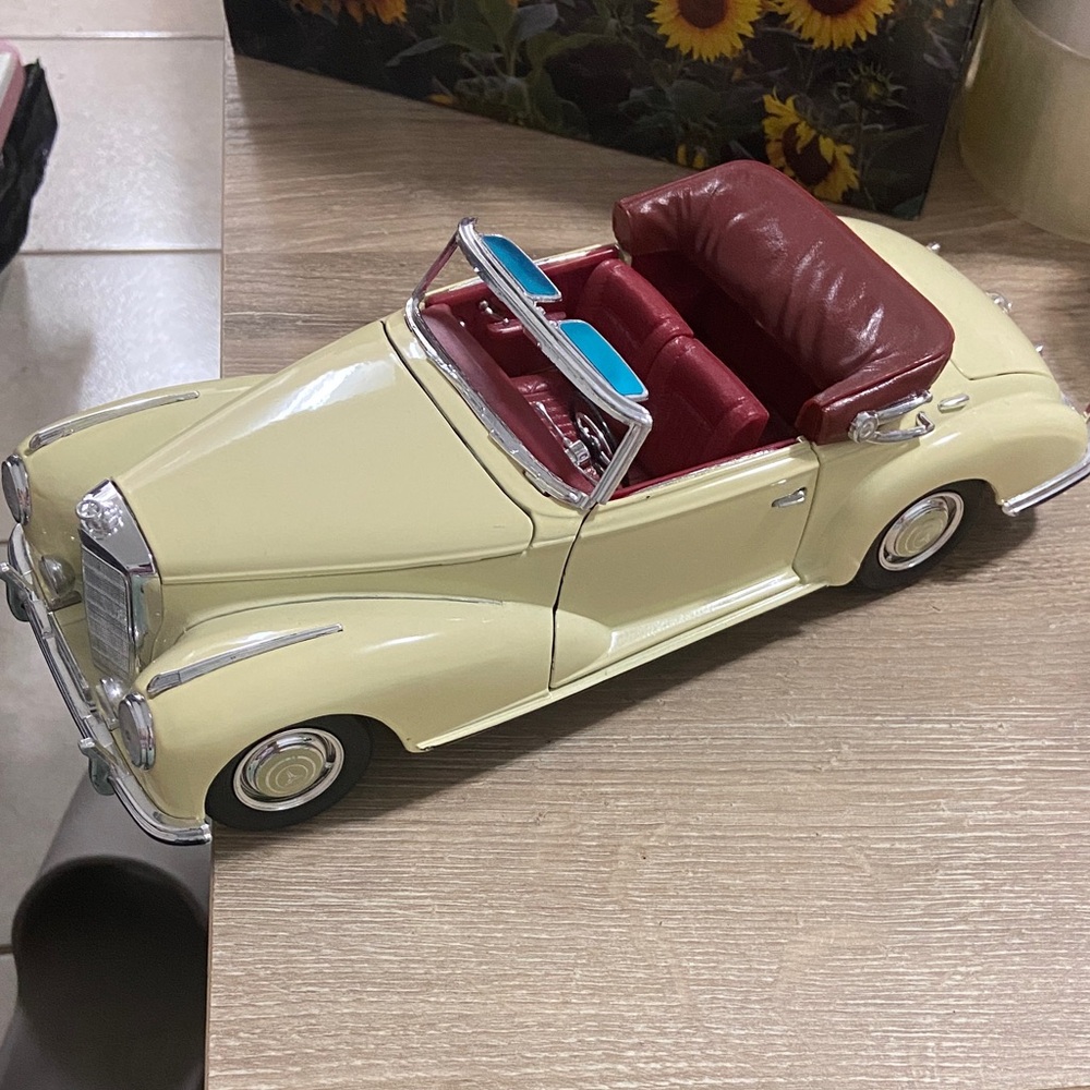 Vintage Maisto Mercedes-Benz 300S(1955) 1/18 Scale Cream Convertible Model Car